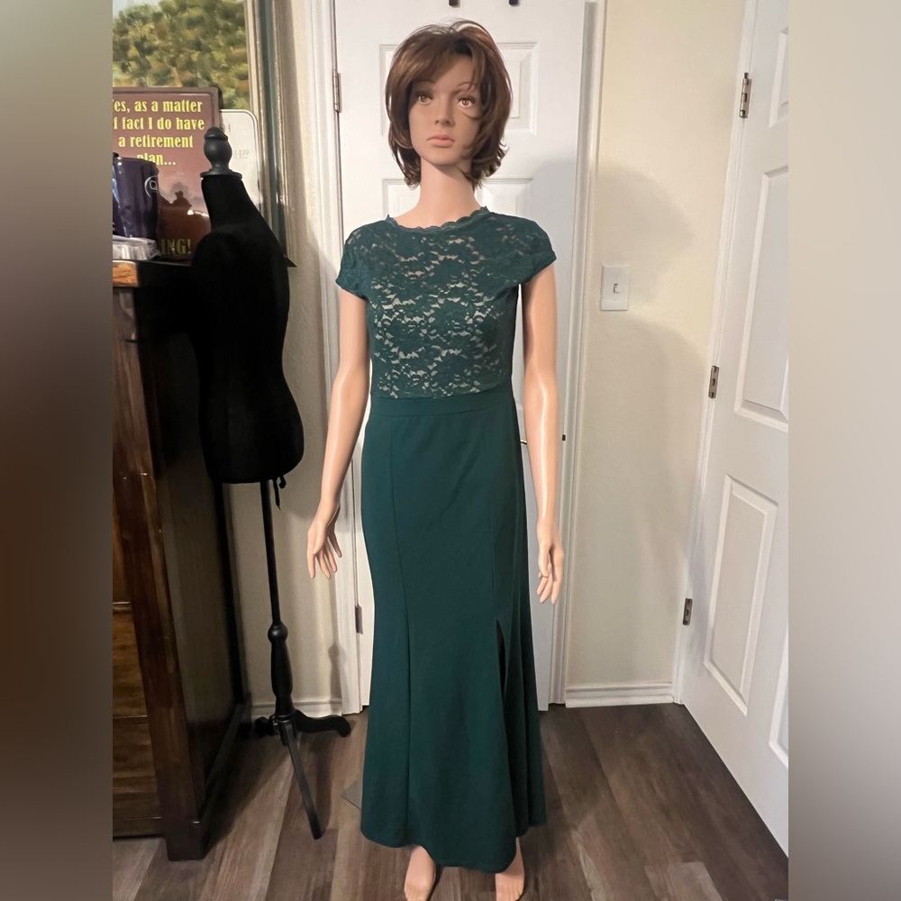 Elegant Green Lace Cap-Sleeve Evening Dress